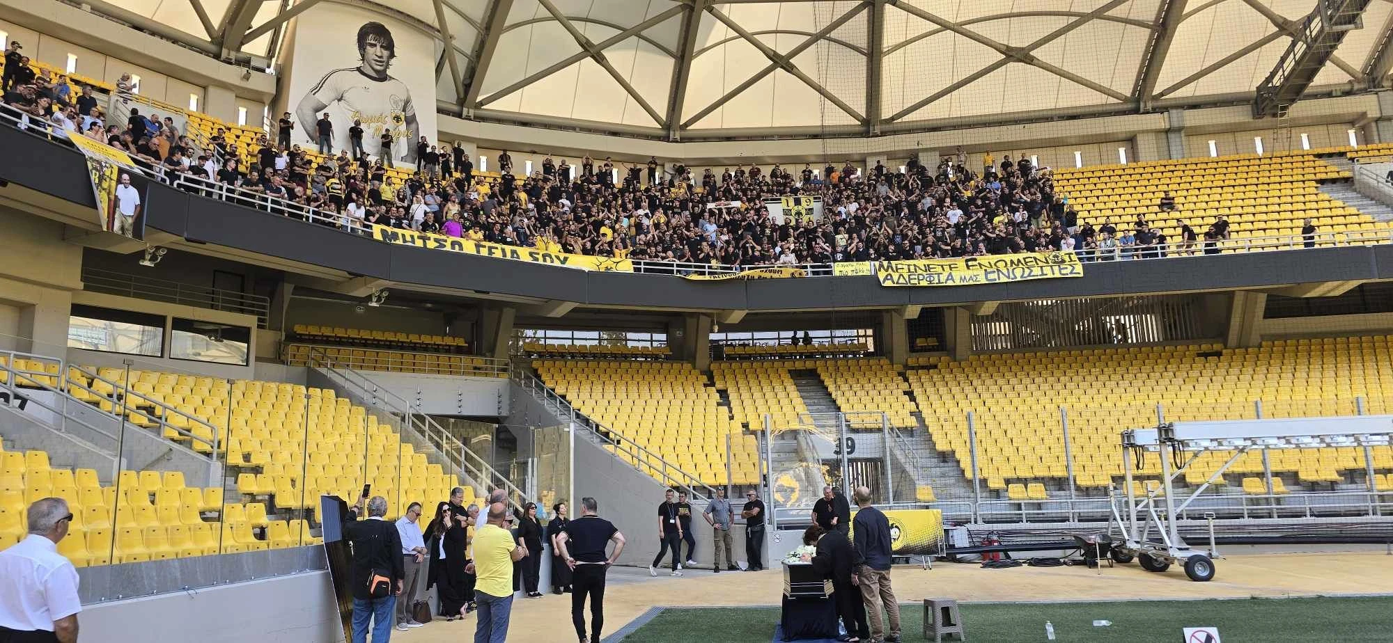 Η σορός του Δημήτρη Χατζηχρήστου μέσα στο γήπεδο της ΑΕΚ μαζί με 1.000 οπαδούς