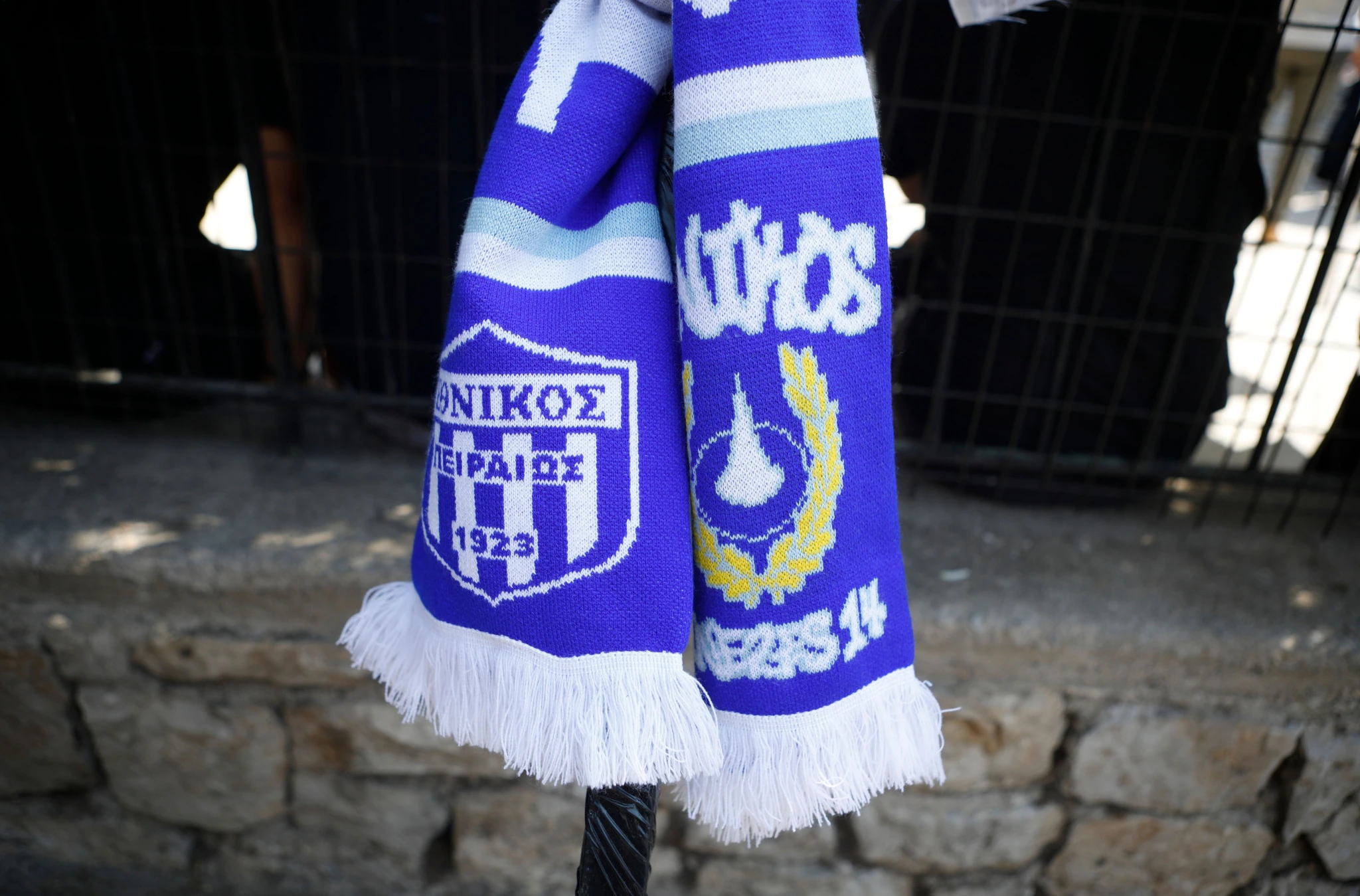 Κασκόλ του Εθνικού Πειραιώς στην κηδεία του Δημήτρη Χατζηχρήστου/Πηγή: Intime