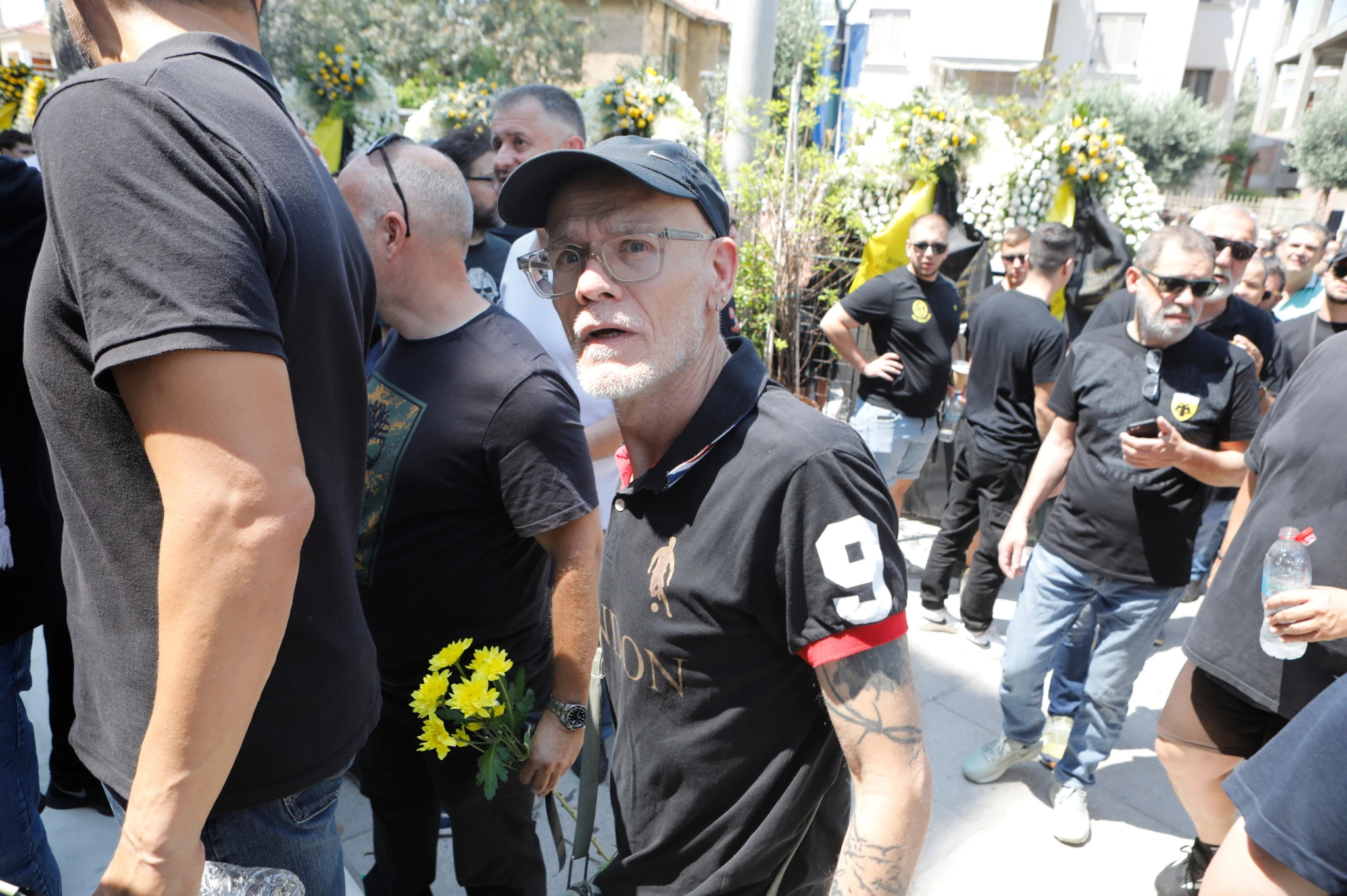 Ο&nbsp;Ντόκεν στη κηδεία του Δημήτρη&nbsp;Χατζηχρήστου/Πηγή: Intime