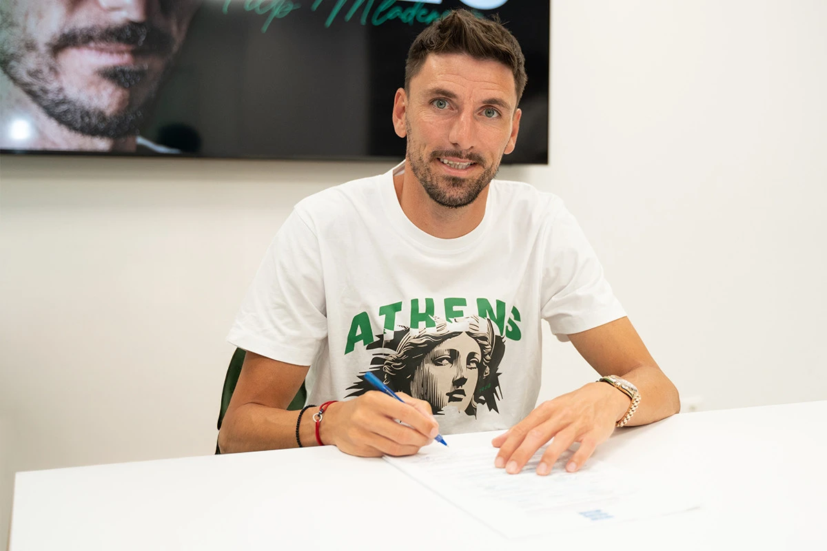 Ο διεθνής Σέρβος μπακ ενώ υπογράφει το νέο συμβόλαιό του