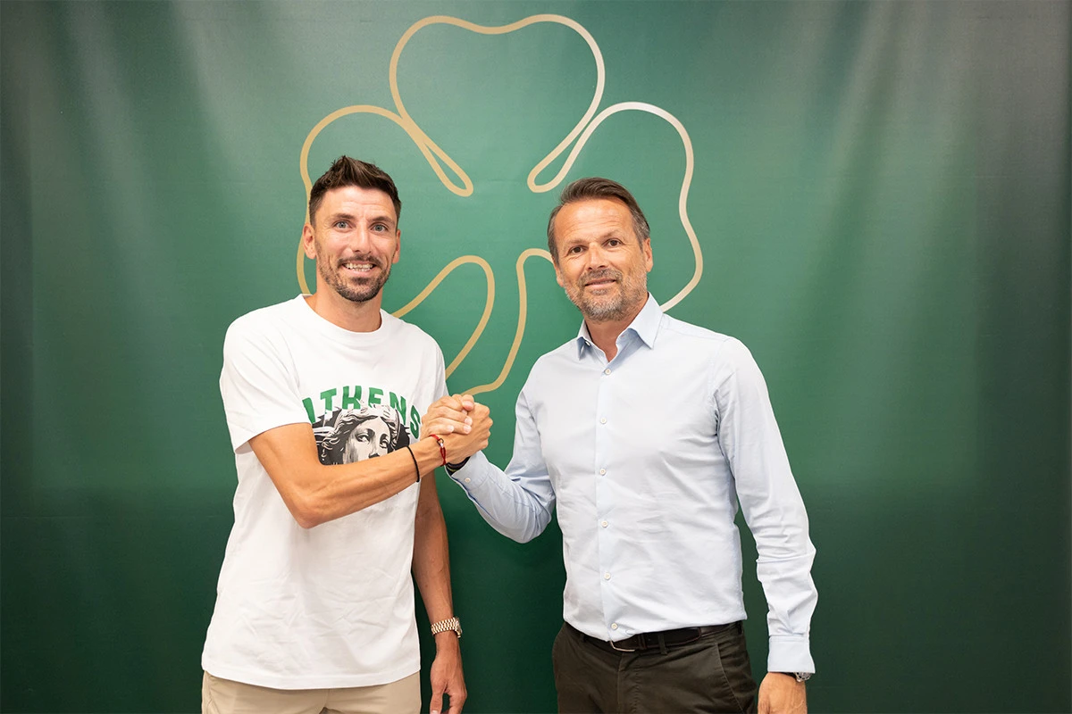 Ο Φίλιπ Μλαντένοβιτς με τον τεχνικό διευθυντή του Παναθηναϊκού, Γιάννη Παπαδημητρίου