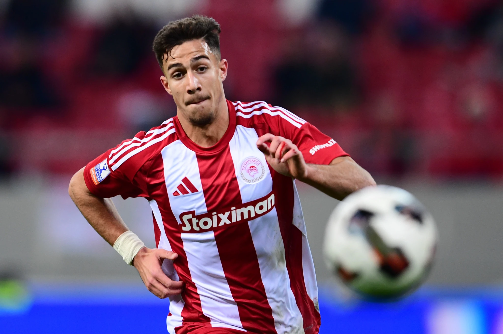 Ο Μπάμπης Κωστούλας όταν αγωνιζόταν στον Ολυμπιακό / Πηγή: Eurokinissi