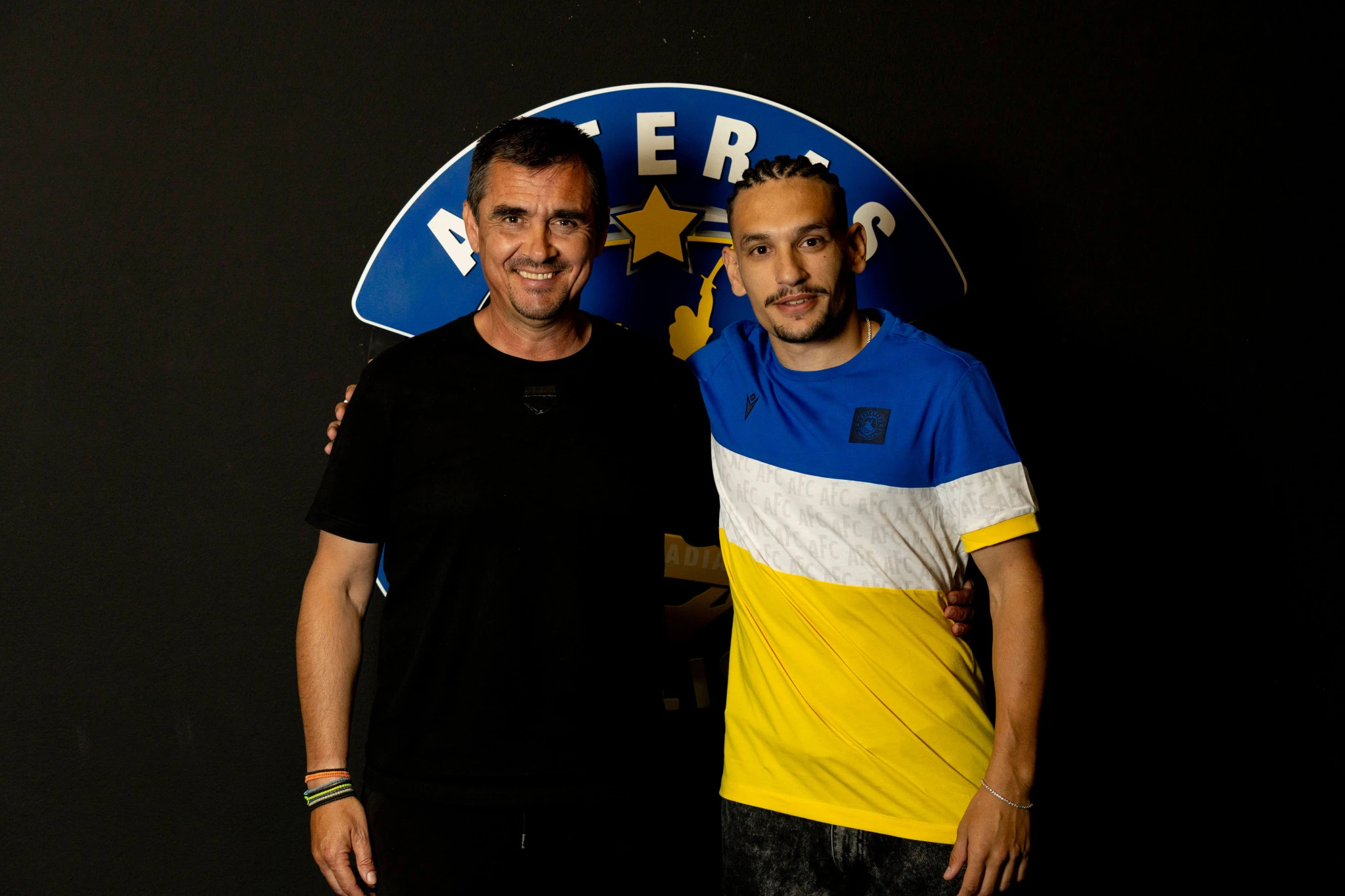 Ο Τεχνικός Διευθυντής του Αστέρα AKTOR, Νίκος Γαλανακόπουλος με τον Δημήτρη Εμμανουηλίδη/Πηγή: Asterastripolis.gr