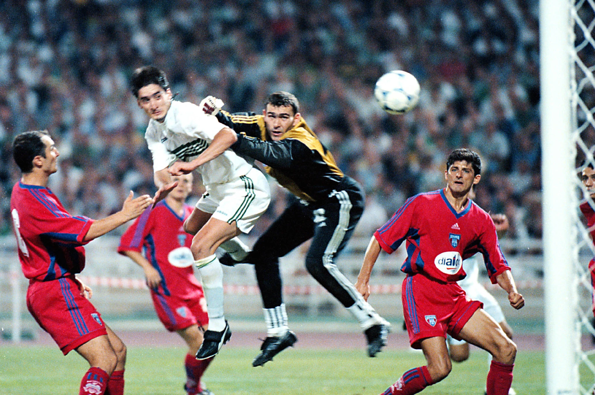 Ο Νίκος Λυμπερόπουλος σκοράρει εναντίον της Στεάουα το καλοκαίρι του 1998 - ΠΗΓΗ: ΙΝΤΙΜΕ