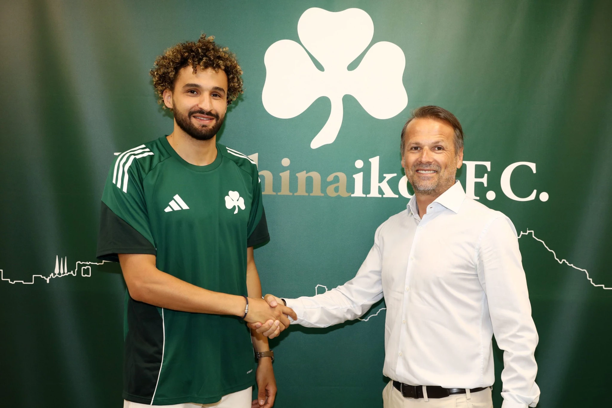 Ο Αλγερινός στόπερ, με τον τεχνικό διευθυντή του Παναθηναϊκού, Γιάννη Παπαδημητρίου - ΠΗΓΗ: pao.gr