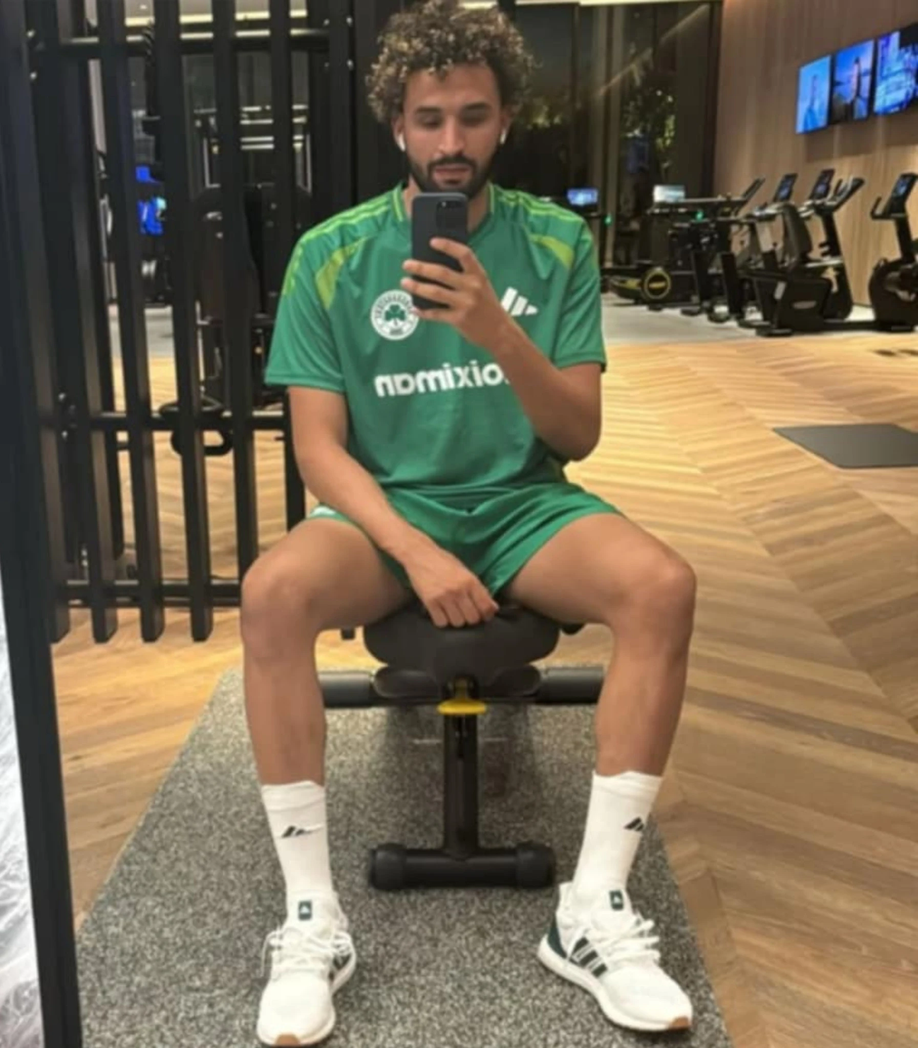Ο Αχμέντ Τουμπά, ενώ κάνει ατομικό πρόγραμμα στο γυμναστήριο ξενοδοχείου στο Ντουμπάι