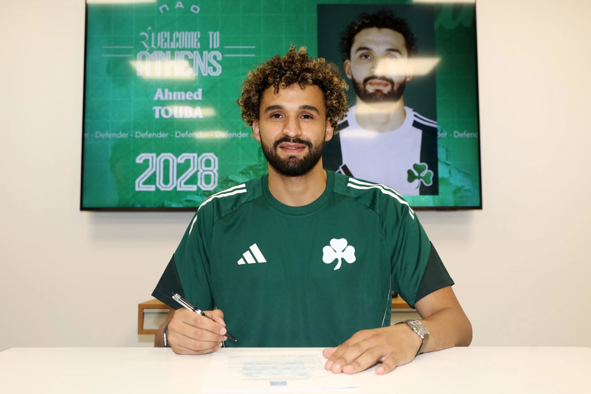 Ο Αχμέντ Τουμπά την στιγμή που υπογράφει το νέο συμβόλαιό του με τον Παναθηναϊκό - ΠΗΓΗ: pao.gr