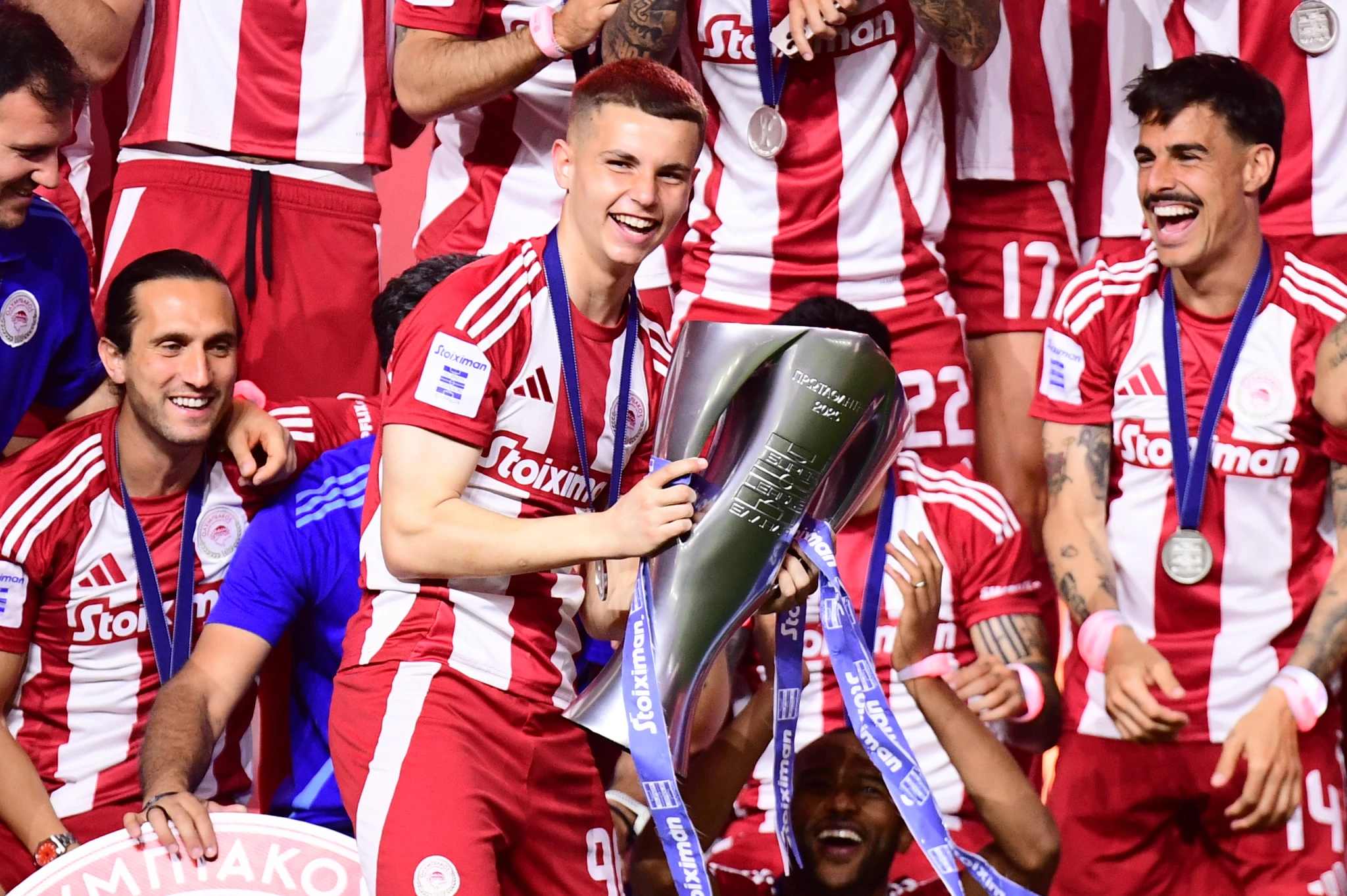 Ο&nbsp;Χρήστος Μουζακίτης πανηγυρίζει με τον Ολυμπιακό την κατάκτηση του πρωταθλήματος / Πηγή:&nbsp;Eurokinissi