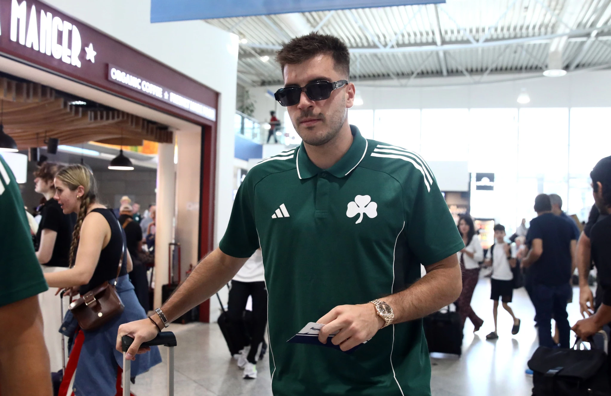 Ο Φώτης Ιωαννίδης αναχωρεί μαζί με την αποστολή του Παναθηναϊκού για Αυστρία/Πηγή: Intime