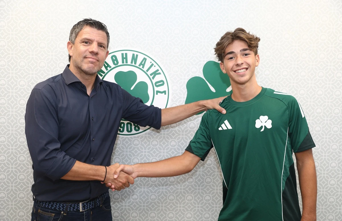 Ο σύμβουλος στρατηγικού σχεδιασμού και πρεσβευτής του Παναθηναϊκού, Τάκη Φύσσας  με τον 16χρονο Ζαχαρία Πετούση