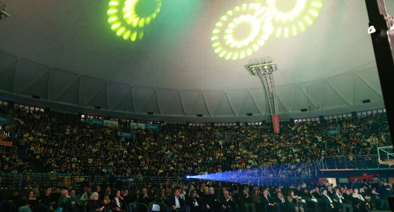 Πήρε φωτιά το «Nick Galis Hall» για τα 111 χρόνια του Αρη (vids)