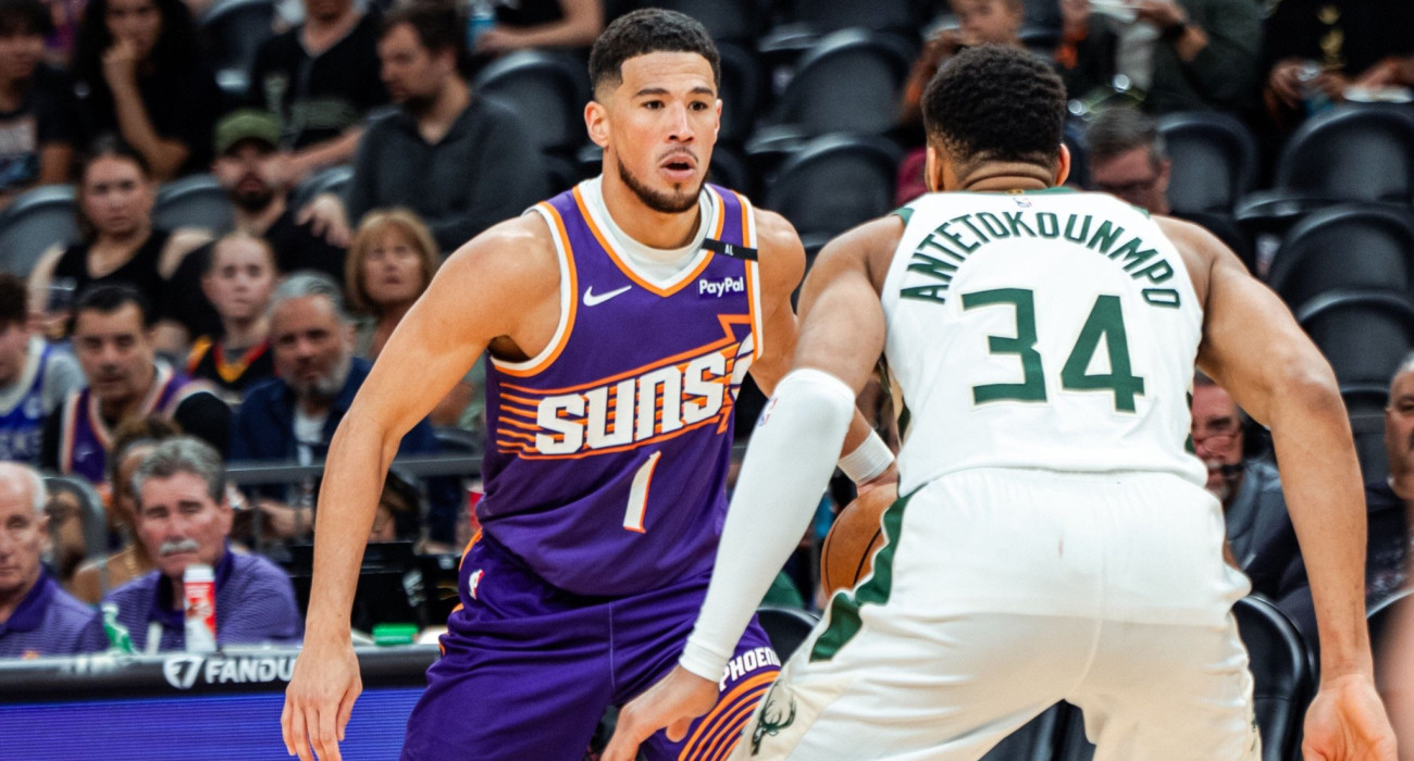 Ο Γιάννης Αντετοκούνμπο σε «μονομαχία» με τον Ντέβιν Μπούκερ / Πηγή: Χ / @Suns