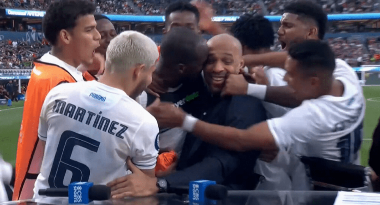 Ο Τιερί Ανρί με τους παίκτες του Παναμά/ PrtScr