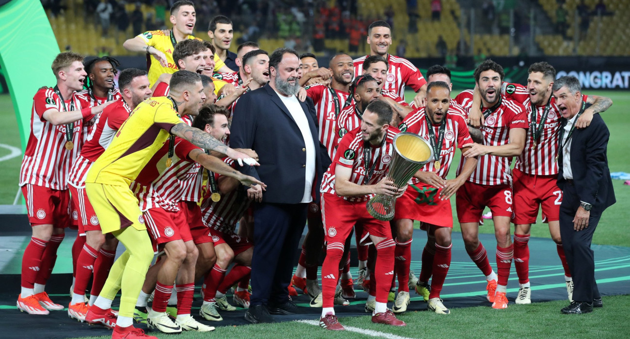 Ο Βαγγέλης Μαρινάκης πανηγυρίζει με τους παίκτες του Ολυμπιακού την κατάκτηση του Conference League/ Πηγή: Intime