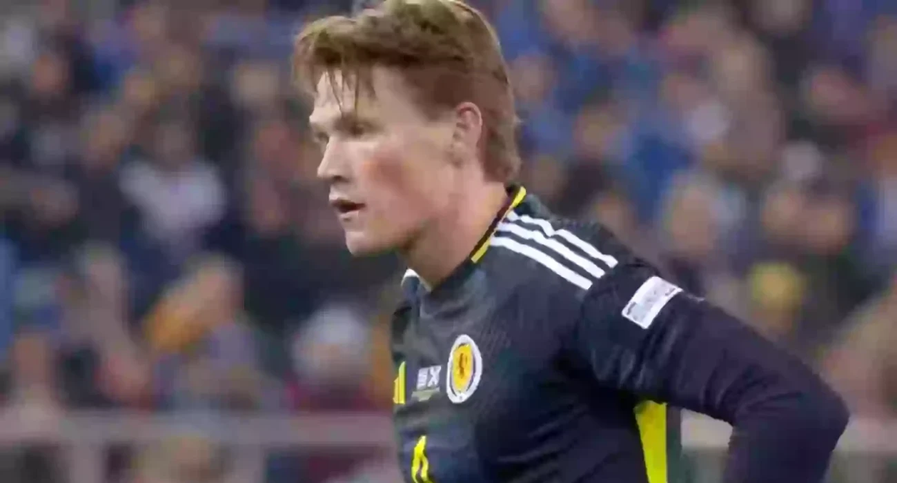 Ο Σκοτ ΜακΤόμινεϊ πριν την εκτέλεση πέναλτι με την Ελλάδα/PrtScr