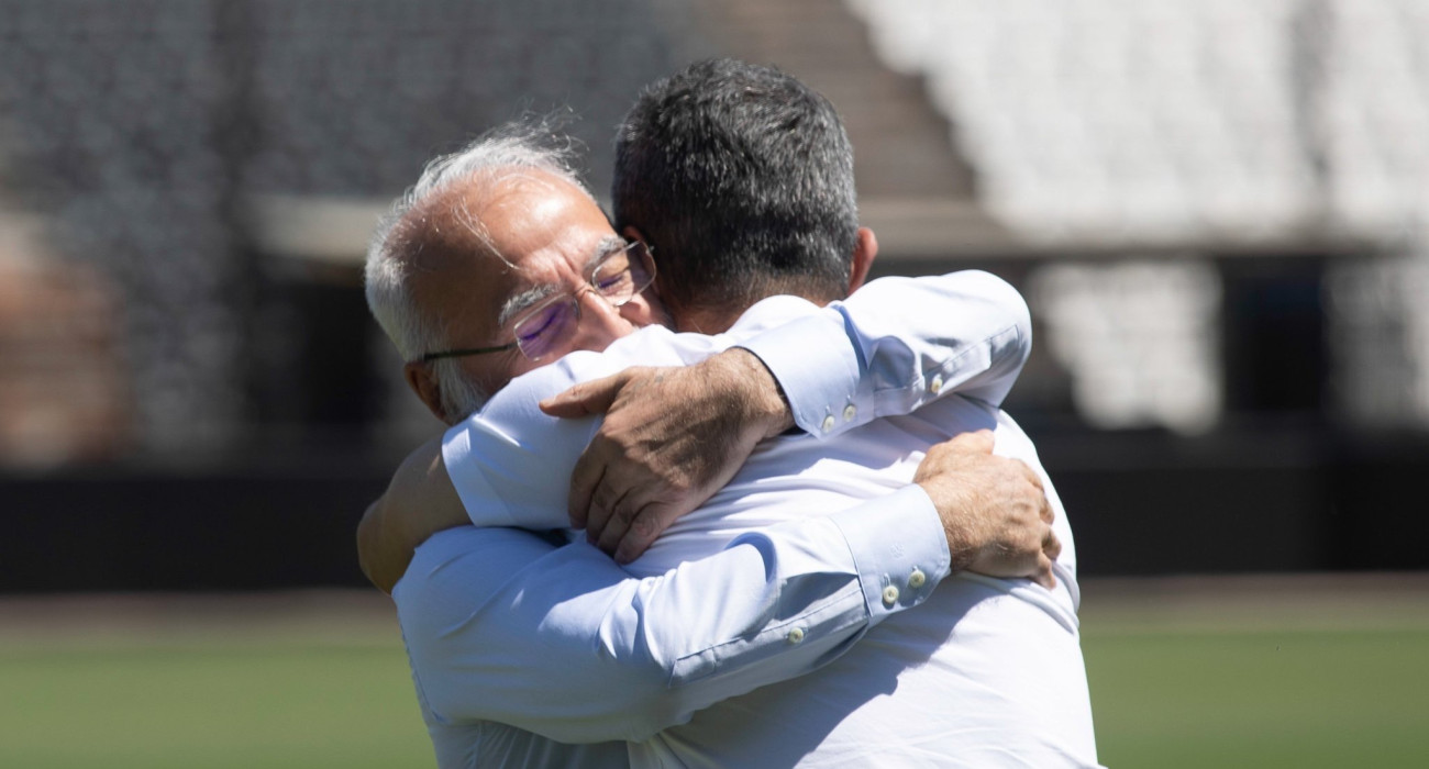 ΠΑΟΚ: Η πρώτη φωτογραφία του Ιβάν Σαββίδη στην Τούμπα αγκαλιά με τον Ραζβάν Λουτσέσκου!