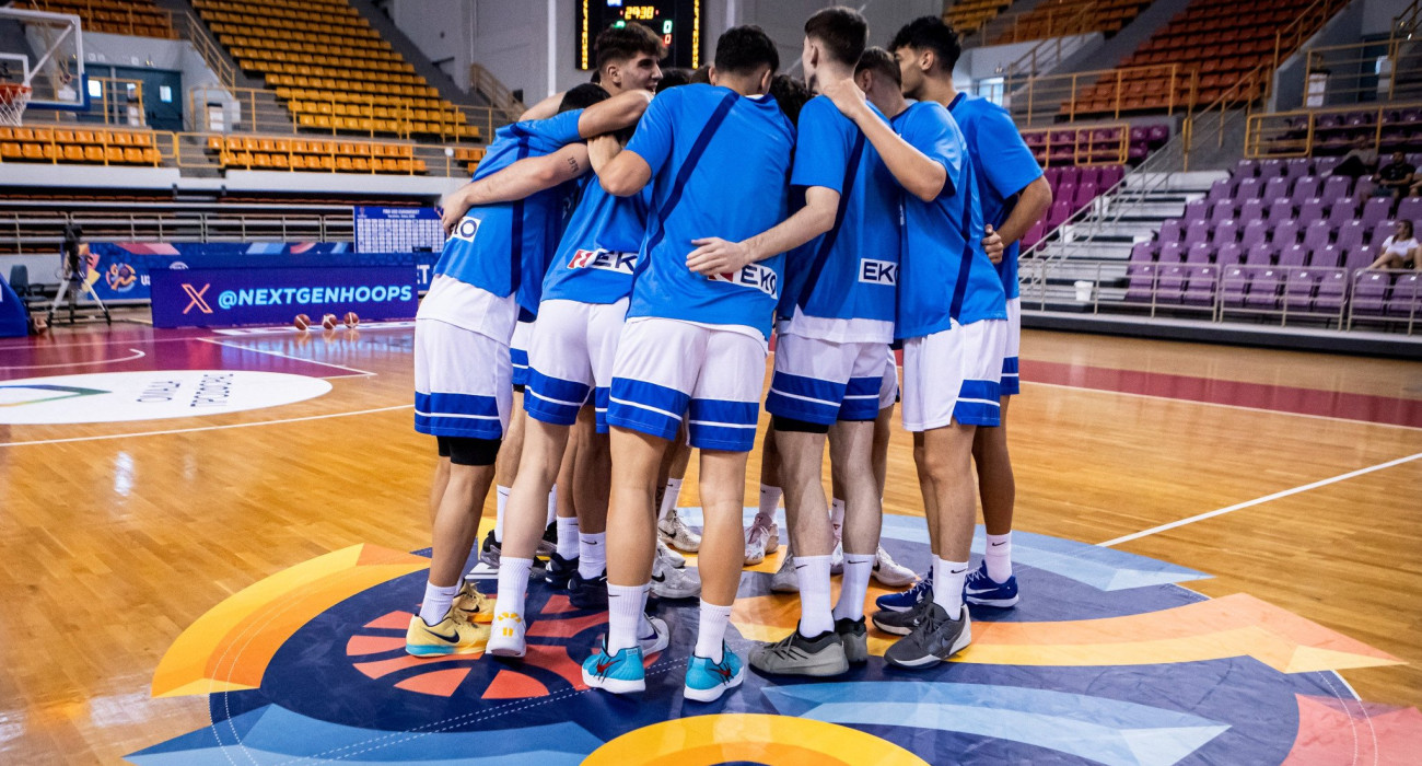 Και στο βάθος... Γαλλία με φόντο το μετάλλιο για την Εθνική Νέων στο Eurobasket U20