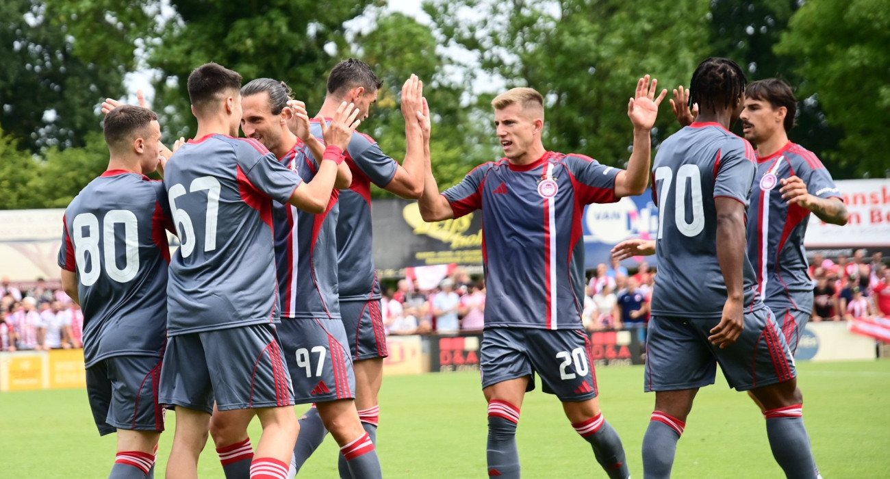 Οι παίκτες του Ολυμπιακού πανηγυρίζουν γκολ στο φιλικό με την Μπρέντα / Πηγή: Eurokinissi