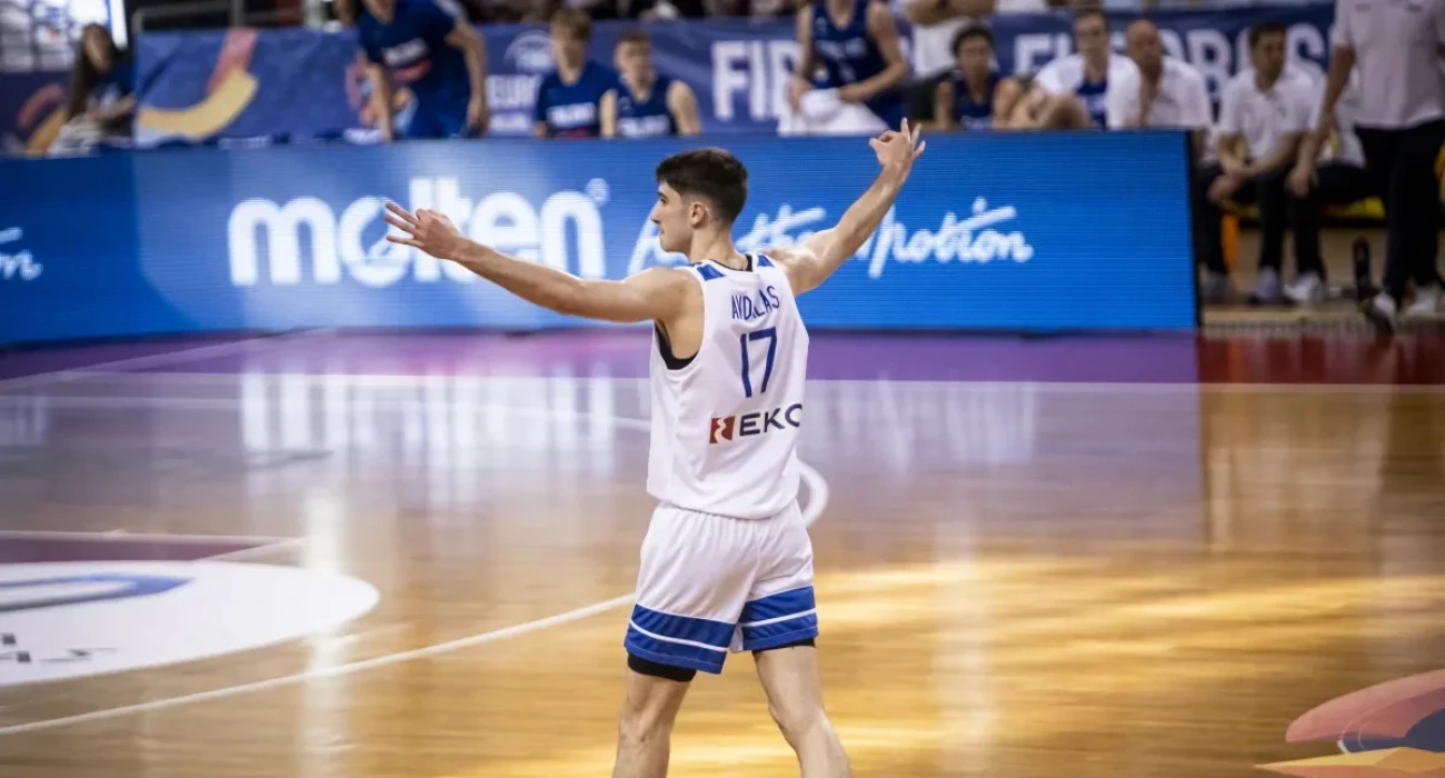 Ο Νεοκλής Αβδάλας με την Εθνική Νέων / Πηγή: FIBA