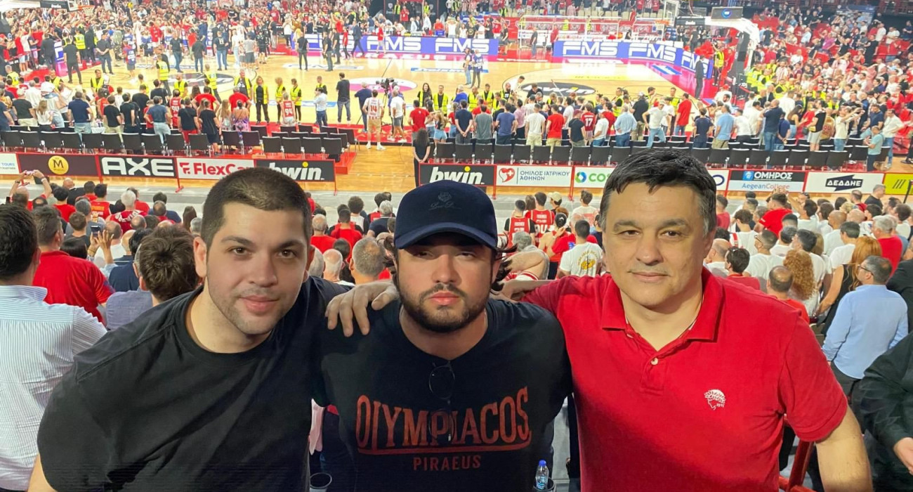 Στο κέντρο της φωτογραφίας ο Παναγιώτης Τσάκος ο νεότερος