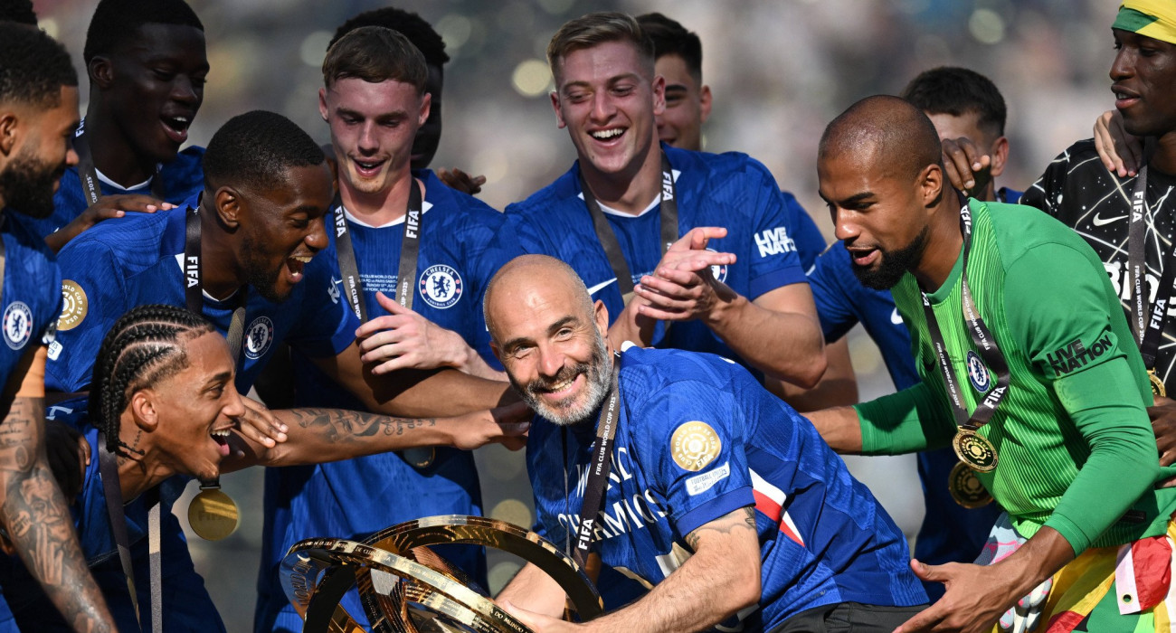 Ο Ένζο Μαρέσκα κρατά το τρόπαιο του Παγκοσμίου Κυπέλλου Συλλόγων/ Πηγή: Imago