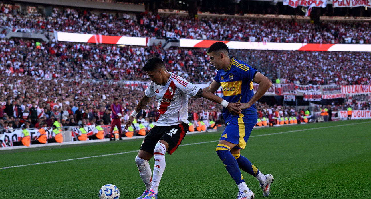 Παίκτης της Ρίβερ Πλέιτ και της Μπόκα Τζούνιορς σε μονομαχία / Πηγή: Imago