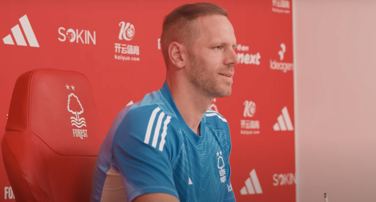 Ο Ματς Σελς κατά την υπογραφή του συμβολαίου του / Screenshot