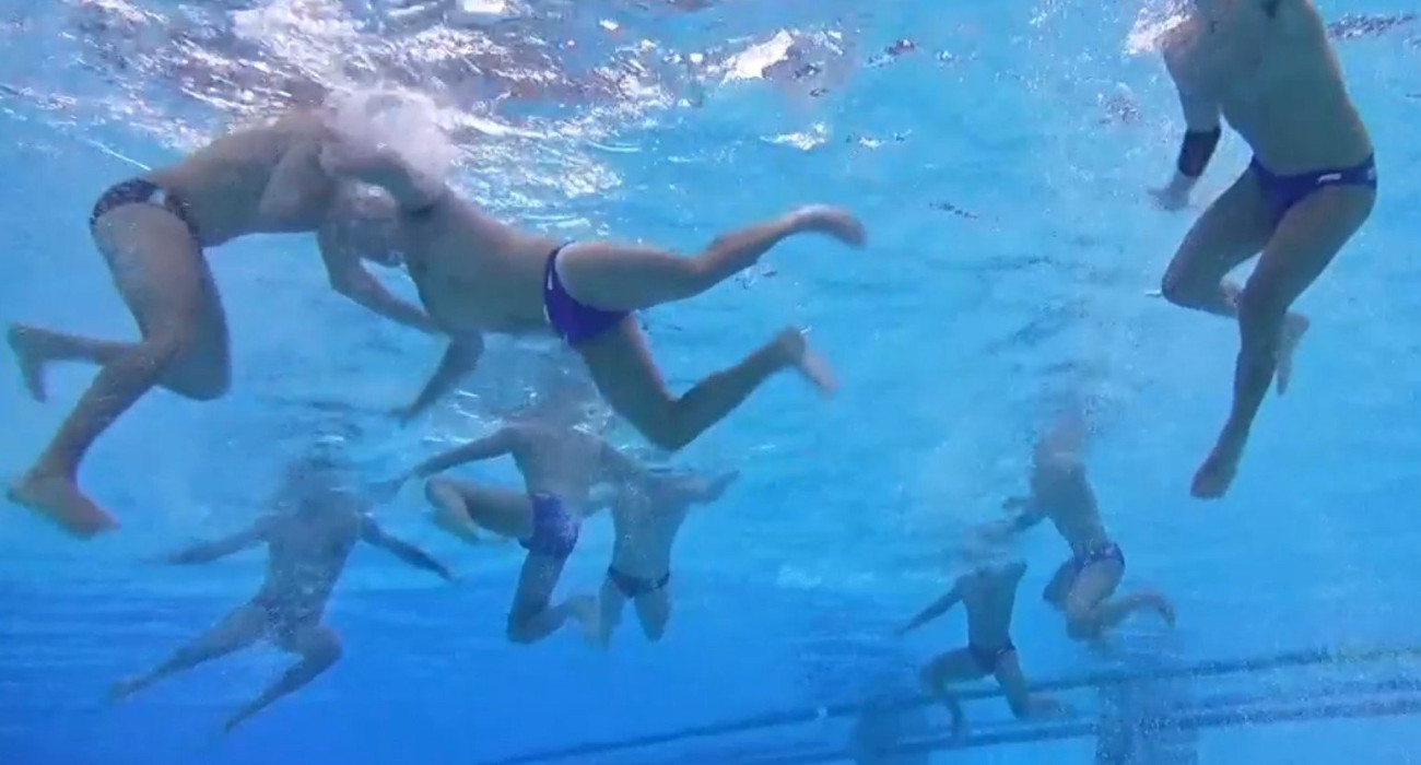 Η στιγμή που ο Γκράτα χτυπάει τον Αργυρόπουλο στον προημιτελικό του Παγκοσμίου / Πηγή: Glomex