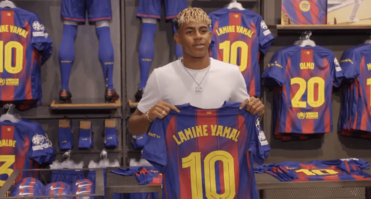 Ο Λαμίν Γιαμάλ ποζάρει με το «10» στη Μπαρτσελόνα/Screenshot
