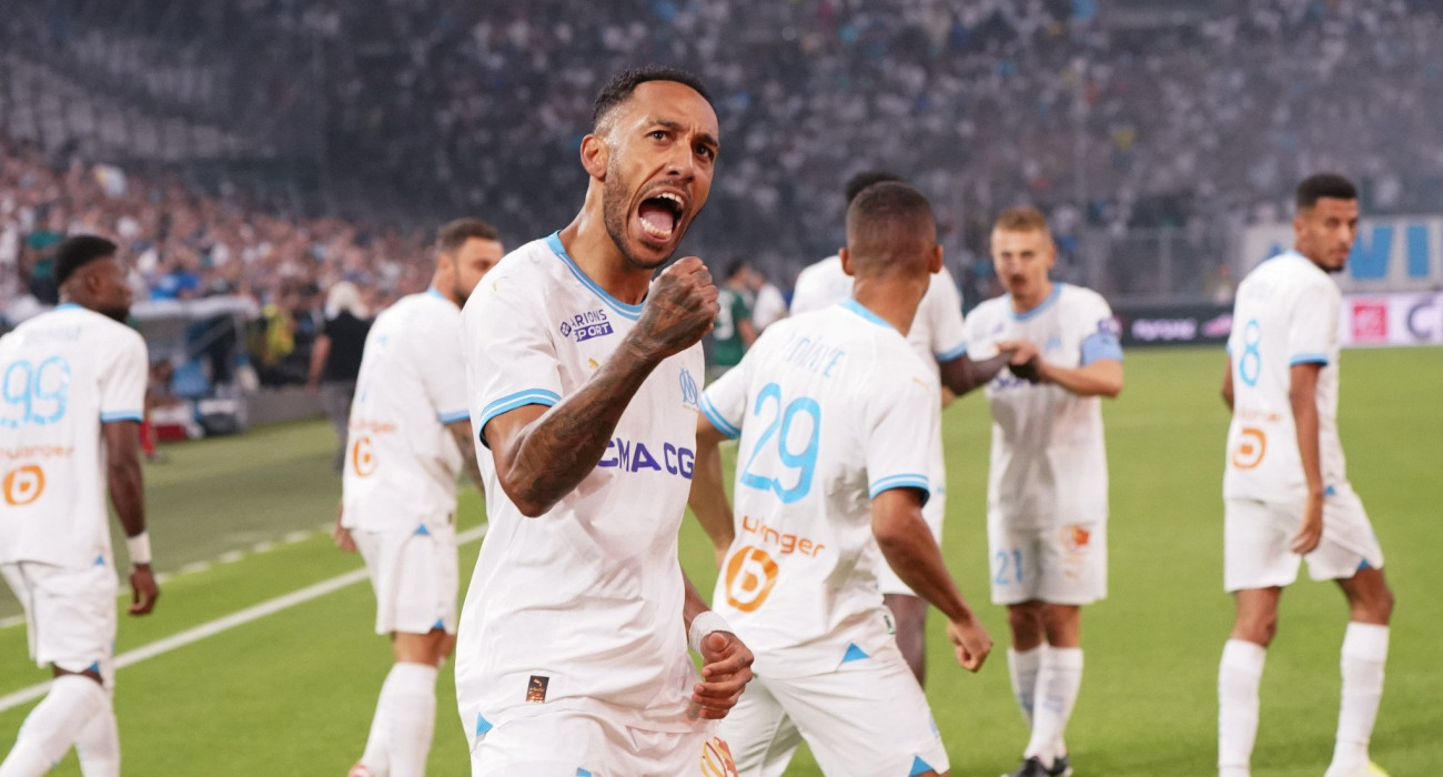 Ο Ομπαμεγιάνγκ πανηγυρίζει γκολ με τη φανέλα της Μαρσέιγ