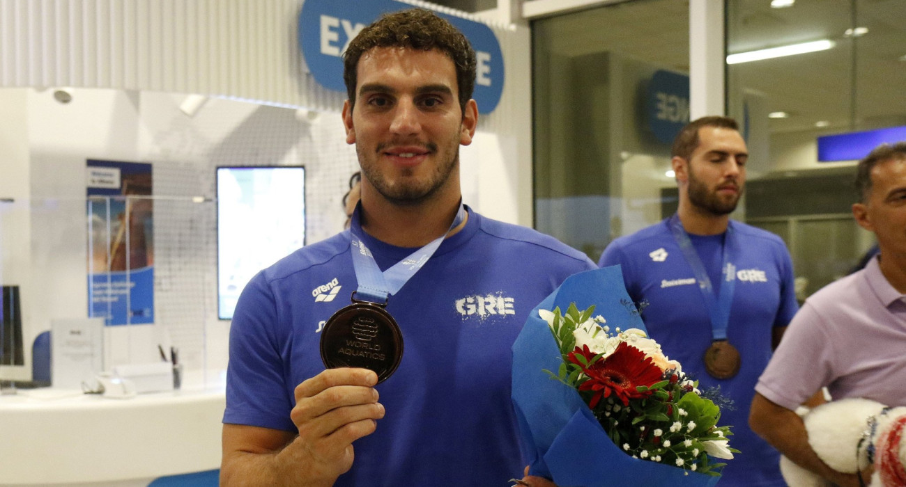 Ο Στάθης Καλογερόπουλος στην άφιξη της Εθνικής στο αεροδρόμιο της Αθήνας από το Παγκόσμιο Πρωτάθλημα / Πηγή: Intime