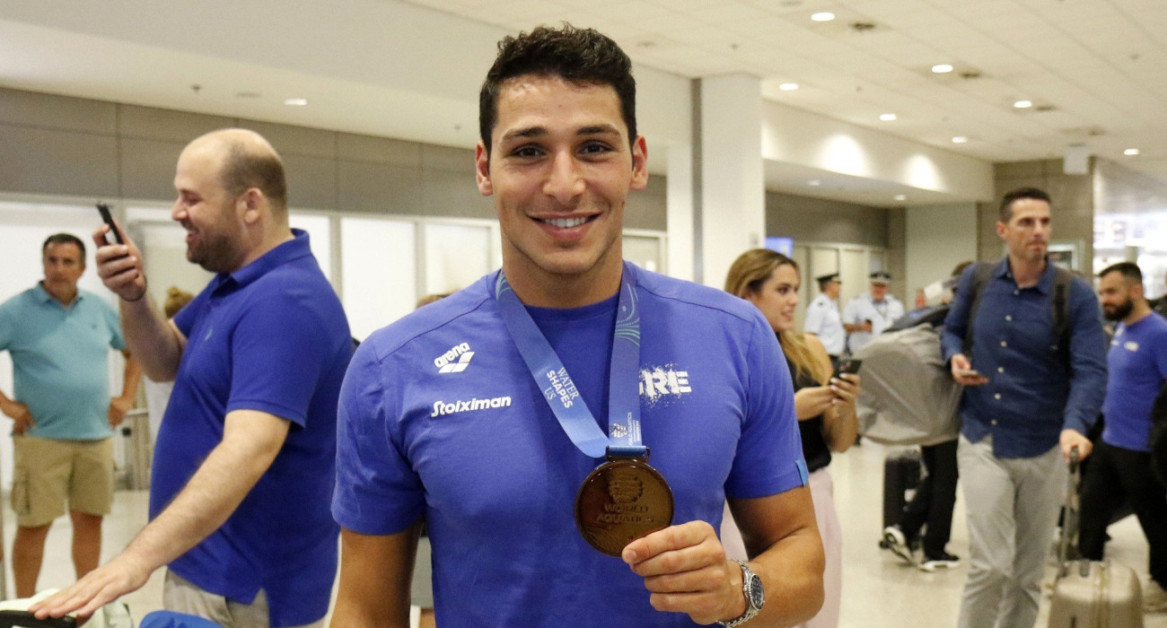 Ο Αριστείδης Χαλυβόπουλος στην άφιξη της Εθνικής στο αεροδρόμιο της Αθήνας από το Παγκόσμιο Πρωτάθλημα / Πηγή: Intime