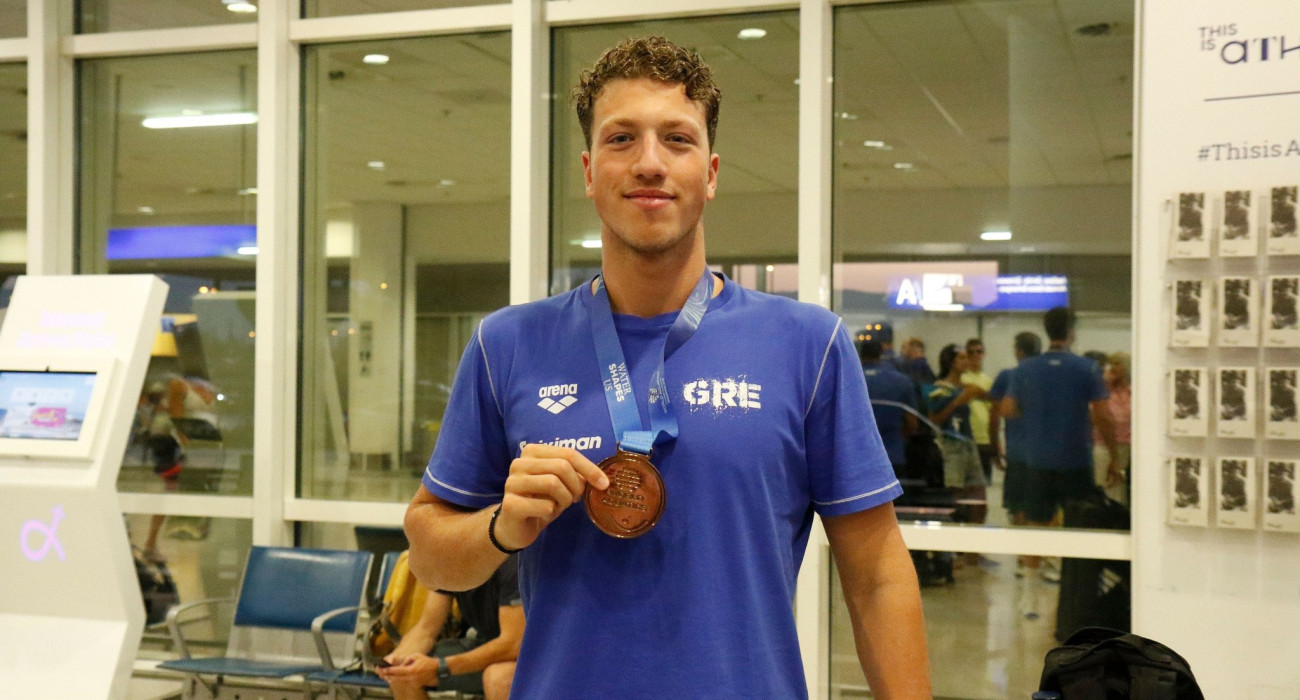 Ο Βαγγέλης Πούρος στην άφιξη της Εθνικής στο αεροδρόμιο της Αθήνας από το Παγκόσμιο Πρωτάθλημα / Πηγή: Intime