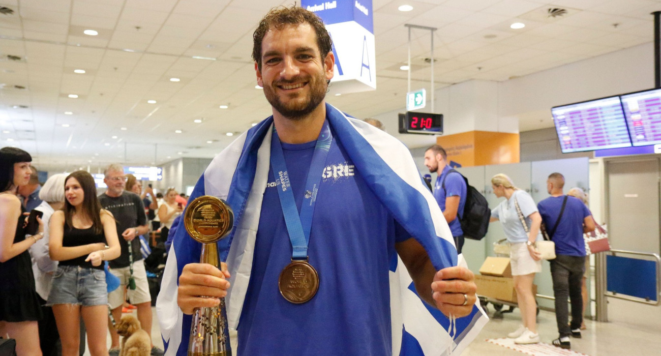 Ο Παναγιώτης Τζωρτζάτος στην άφιξη της Εθνικής στο αεροδρόμιο της Αθήνας από το Παγκόσμιο Πρωτάθλημα / Πηγή: Intime