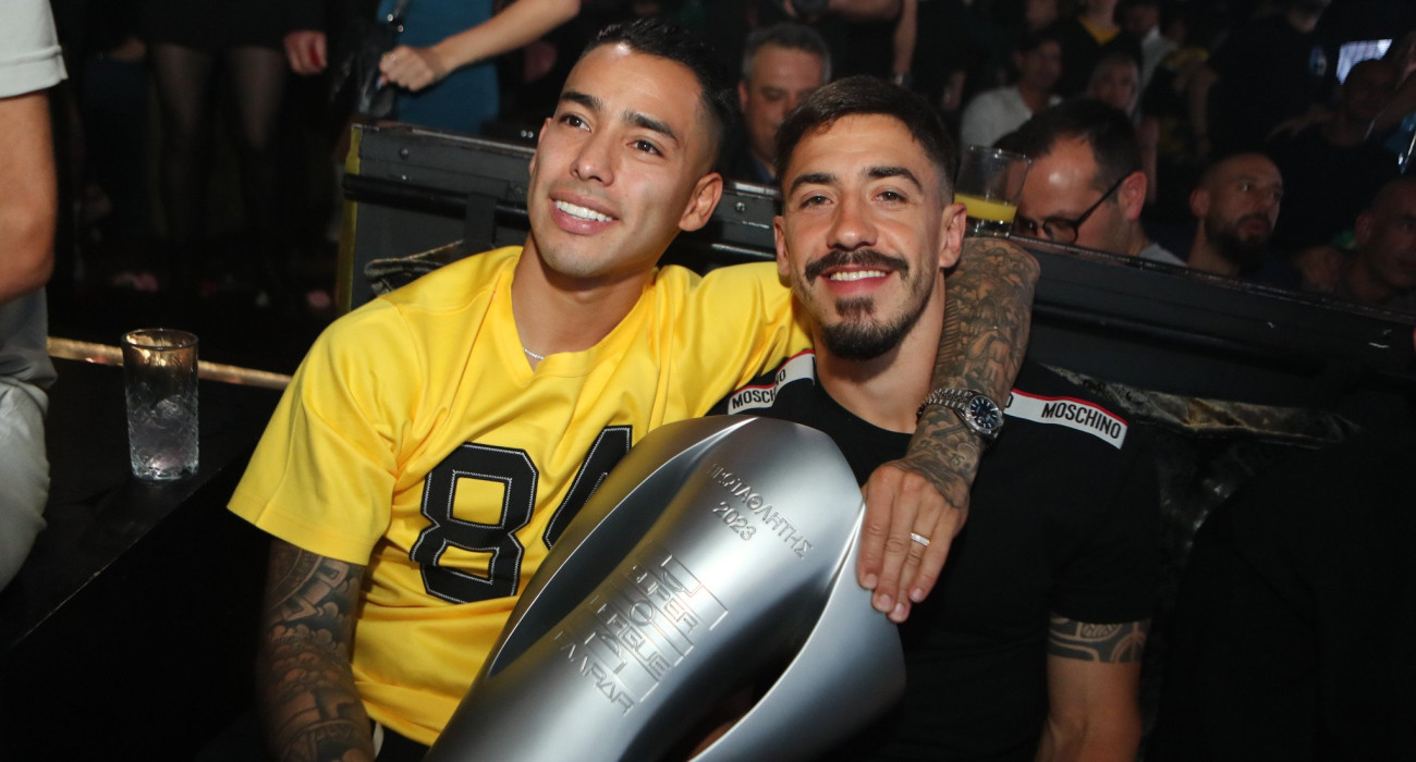 Ο Σιμόες με τον Αραούχο πανηγυρίζουν τη κατάκτηση του πρωταθλήματος / Πηγή: Eurokinissi