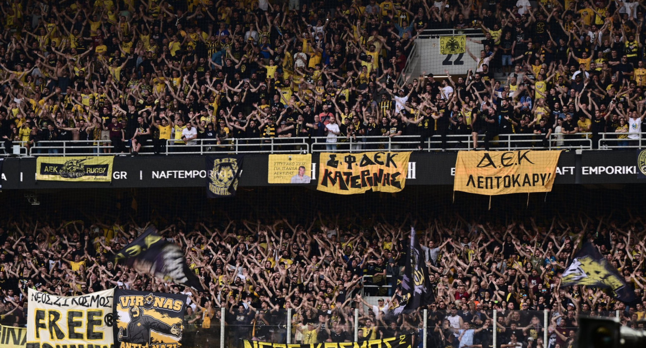 Ο κόσμος της ΑΕΚ στην Allwyn Arena / Πηγή: Eurokinissi