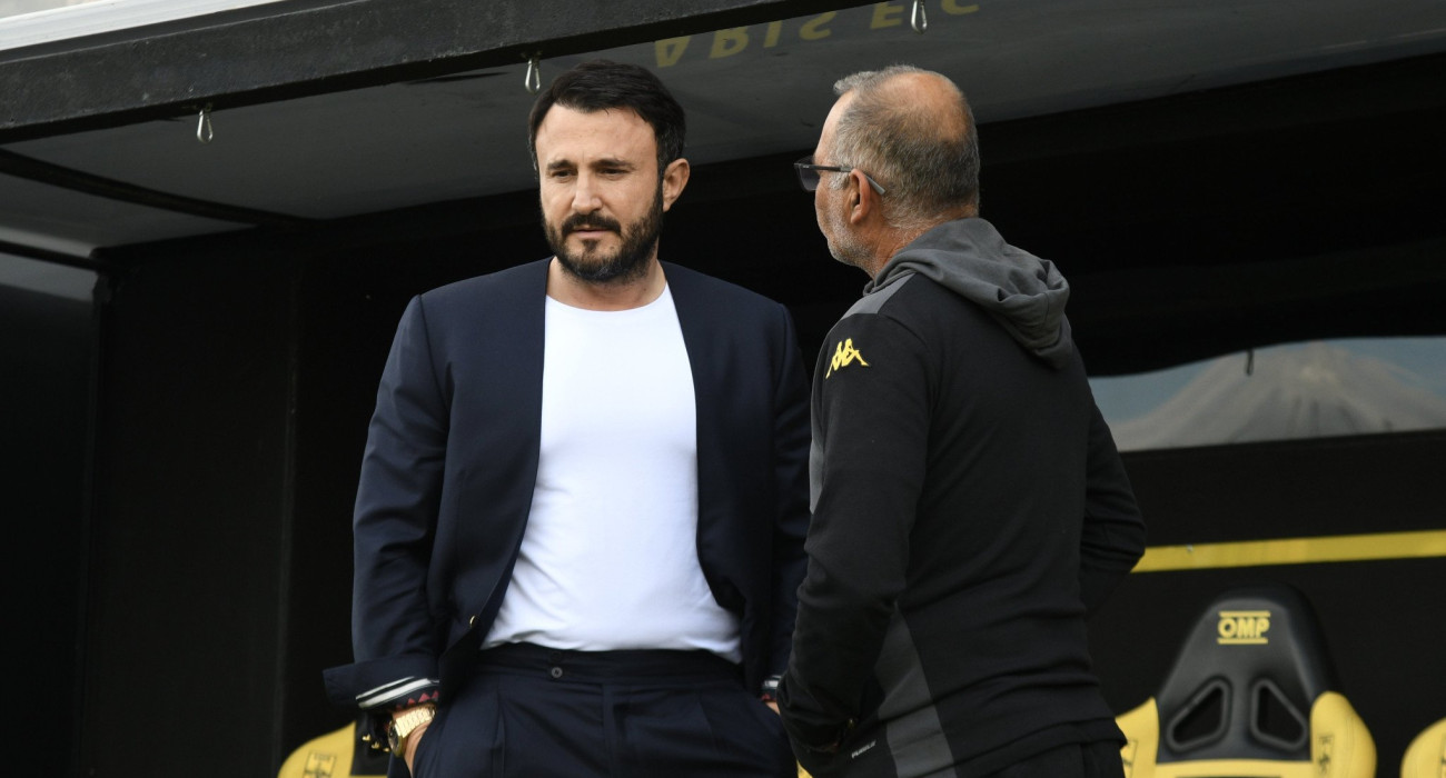 Ο Θεόδωρος Καρυπίδης στο γήπεδο του Άρη / Πηγή: Eurokinissi