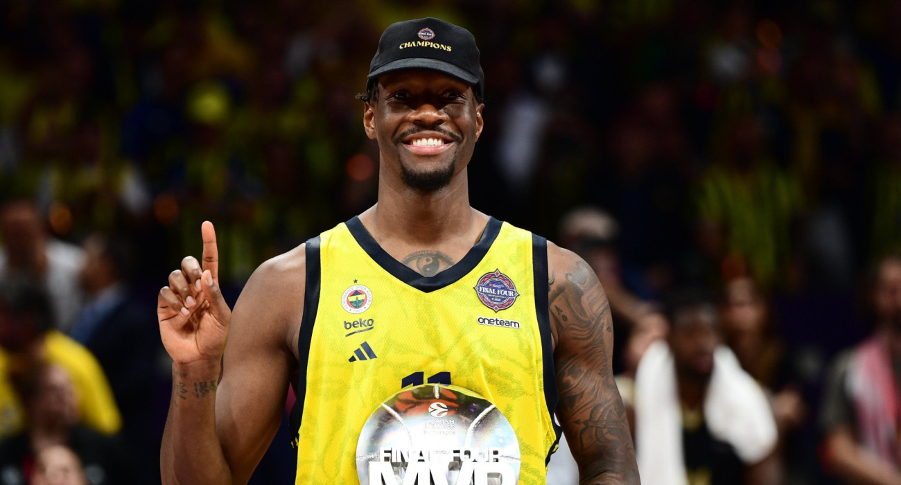 Πηγή: Eurokinissi - Ο Νάιτζελ Χέις-Ντέιβις κρατά το βραβείο του MVP του Final Four της Euroleague