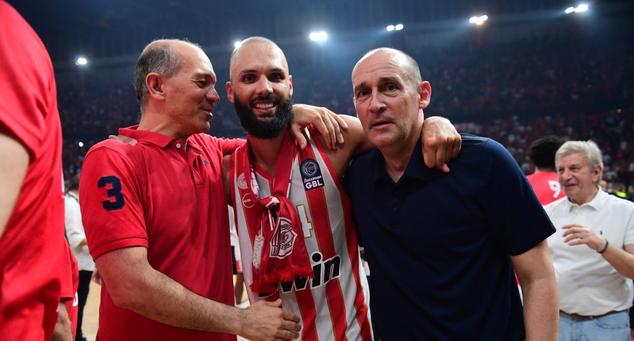 Ο Εβάν Φουρνιέ με τους αδερφούς Αγγελόπουλους, Πηγή: Eurokinissi