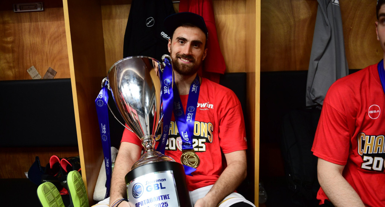 Ο Νίκολα Μιλουτίνοφ με το τρόπαιο του πρωταθλήματος το 2024, Πηγή: Eurokinissi