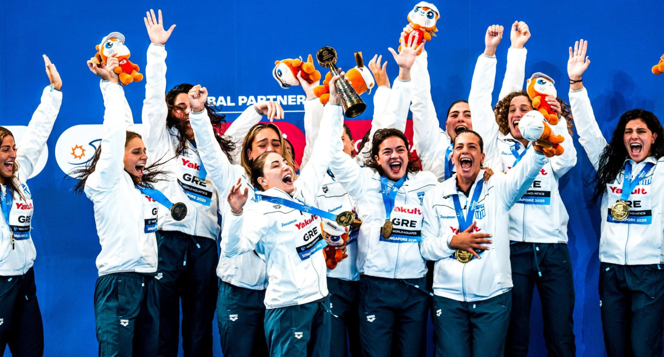 Οι παγκόσμιες πρωταθλήτριες με τον Ollie στα χέρια! / Πηγή: Eurokinissi