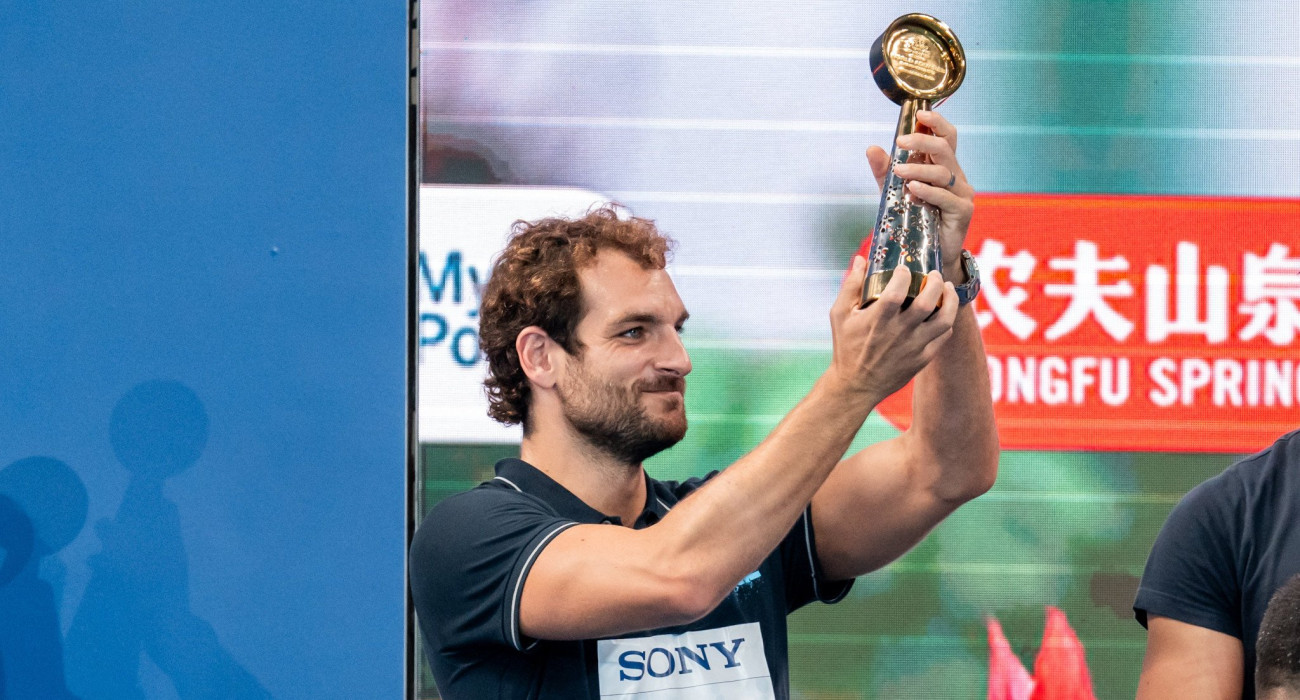 Ο Παναγιώτης Τζωρτζάτος με το βραβείο του κορυφαίου τερματοφύλακα στο Παγκόσμιο Πρωτάθλημα της Σιγκαπούρης / Πηγή: Eurokinissi