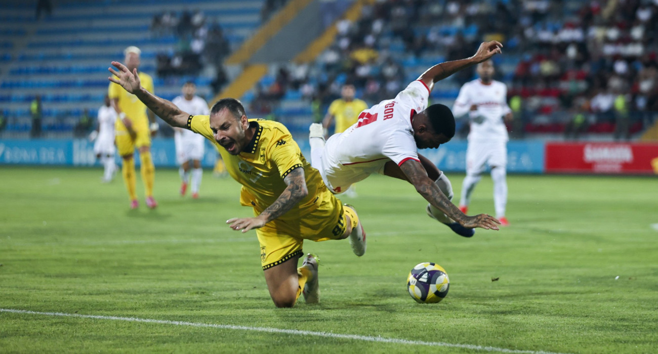 Ο Λορέν Μορόν σε μονομαχία με αμυντικό της Αράζ/ Πηγή: Eurokinissi