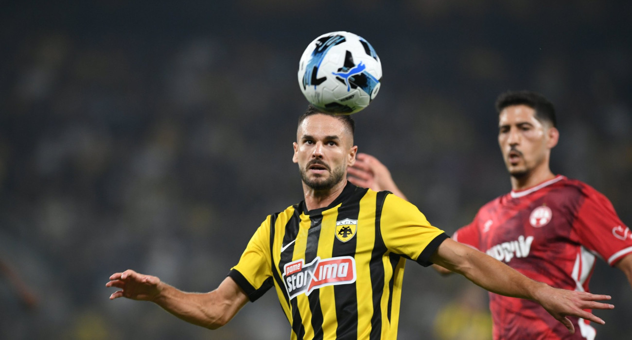 Ο Μιγιάτ Γκατσίνοβιτς κατά την διάρκεια του ΑΕΚ - Χαποέλ Μπερ Σεβά / Πηγή: Eurokinissi