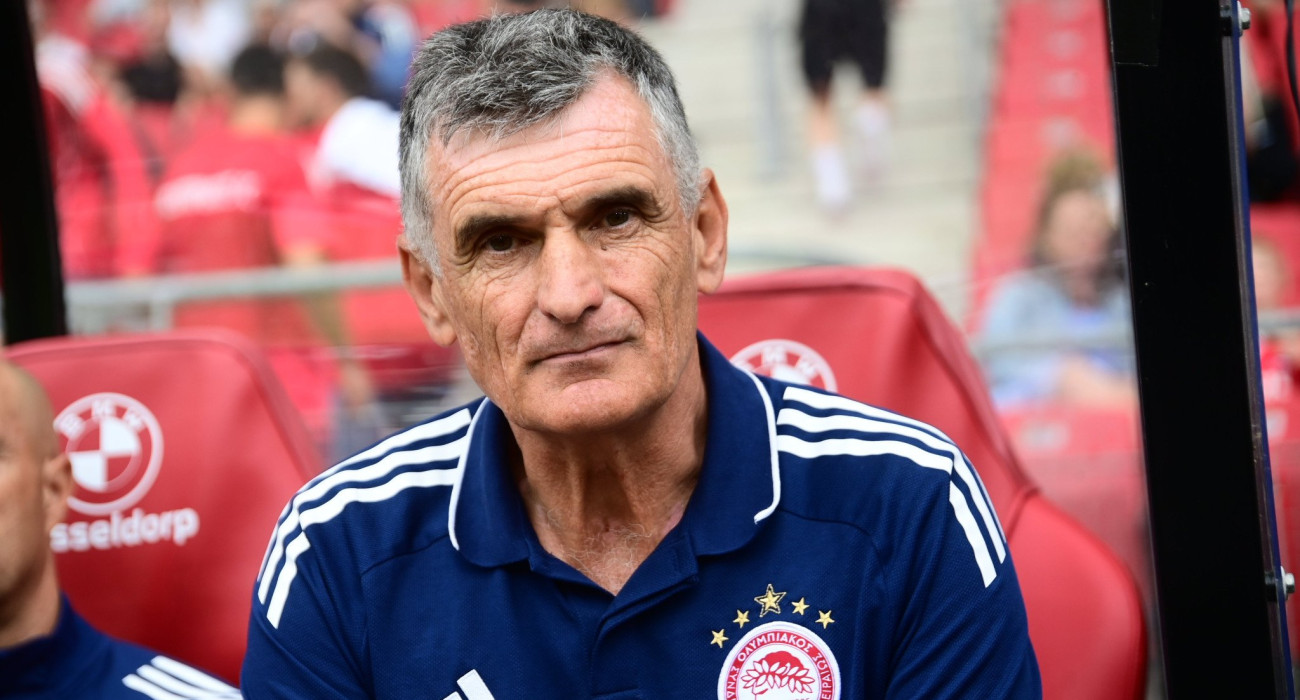 Ο Χοσέ Λουίς Μεντιλίμπαρ πριν την έναρξη του φιλικού με την Άλκμααρ/ Πηγή: Eurokinissi