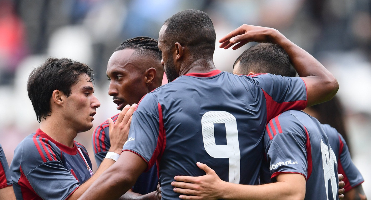 Ο Ελ Κααμπί πανυγηρίζει με τους συμπαίκτες του/ Πηγή: Eurokinissi