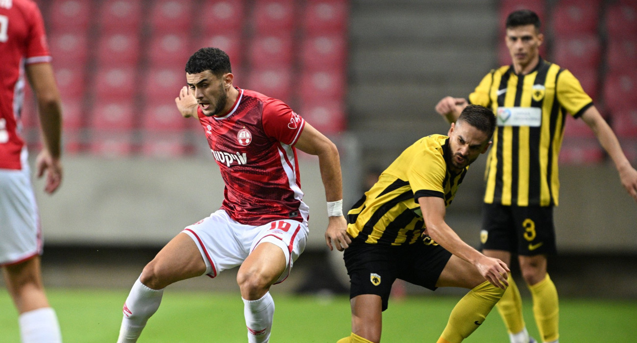 Ο Γκατσίνοβιτς σε μονομαχία από την αναμέτρηση της ΑΕΚ με την Χάποελ Μπερ Σεβά / Πηγή: Eurokinissi