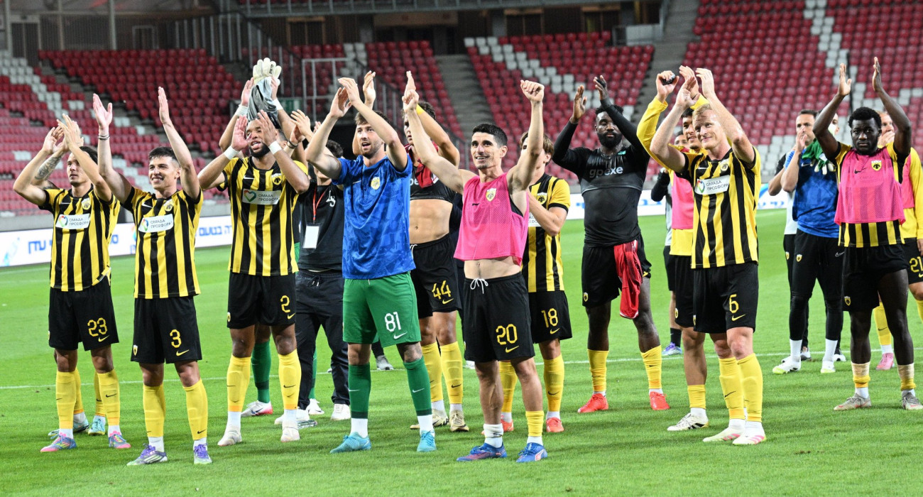 Οι παίκτες της ΑΕΚ πανηγυρίζουν μαζί με τον κόσμο της ομάδας την πρόκριση / Πηγή: Eurokinissi