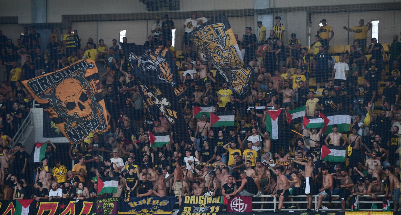 Σημαίες της Παλαιστίνης στον αγώνα της ΑΕΚ / Πηγή: Eurokinissi