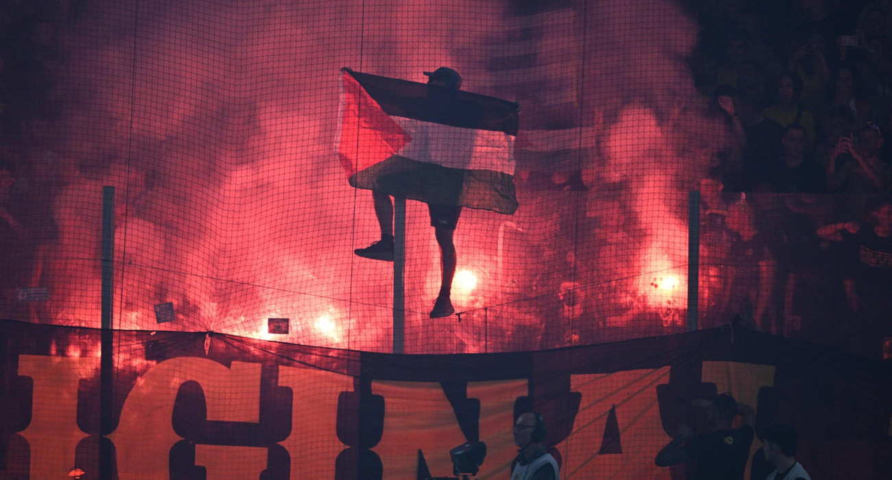 Σημαίες της Παλαιστίνης στον αγώνα της ΑΕΚ / Πηγή: Eurokinissi